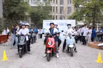 Học sinh Hà Nội trải nghiệm xe máy điện VinFast: “Đi êm, dễ lái, lại bảo vệ môi trường”