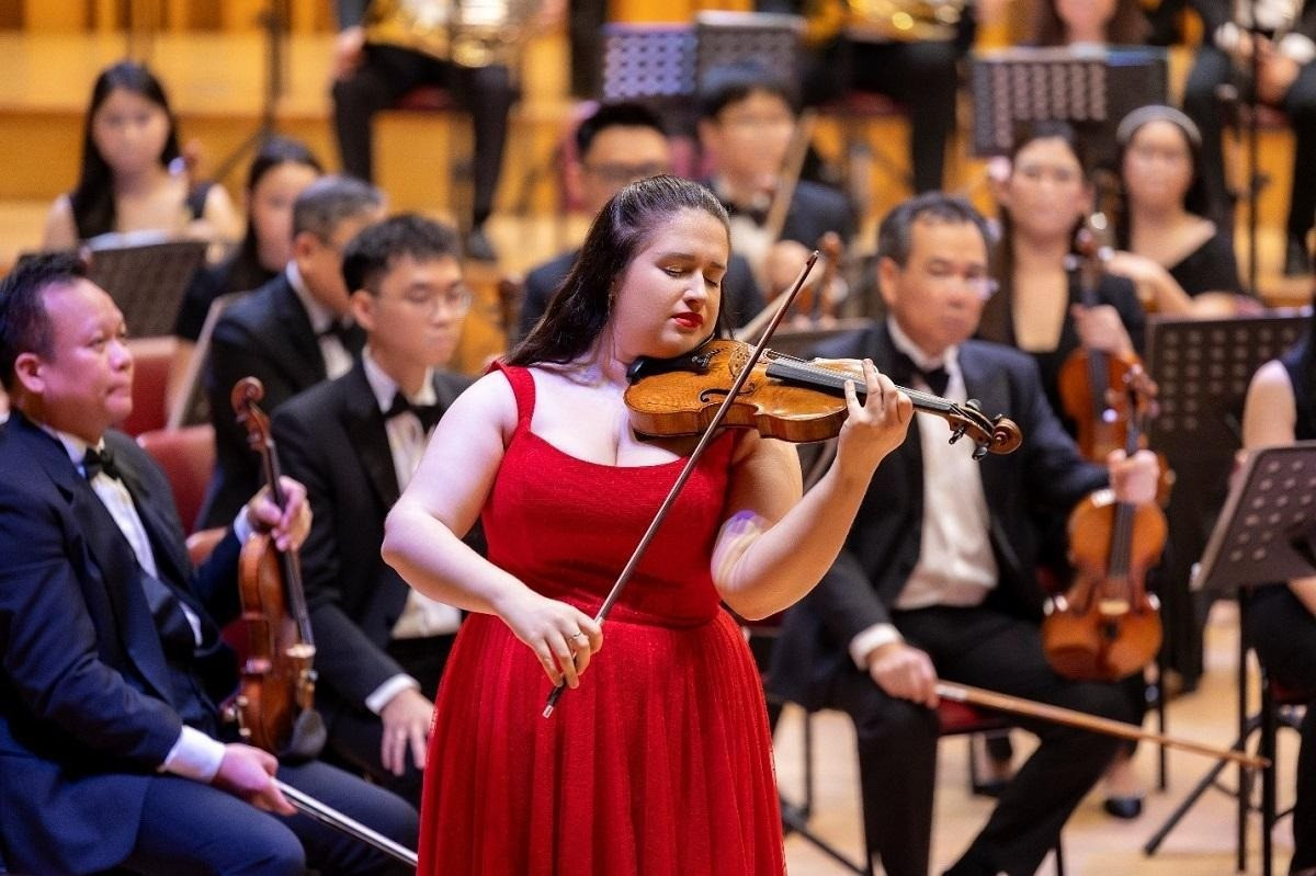 Trong Tchaikovsky Night, nghệ sĩ trẻ người Ba Lan gây ấn tượng bởi kỹ thuật điêu luyện và khả năng làm chủ sân khấu hiếm thấy ở thế hệ của mình.