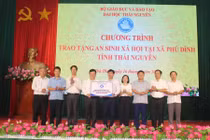 Đại học Thái Nguyên dâng hương tri ân tại ATK Định Hóa, trao 100 triệu đồng hỗ trợ 2 hộ khó khăn