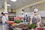 Cận cảnh bếp ăn bán trú cho HS mầm non với quy trình chặt chẽ để đảm bảo ATTP