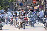 Người Hà Nội "trốn" nắng gắt đầu hè 