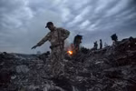 Video: Lực lượng ly khai Ukraine lục lọi hiện trường ngay sau vụ rơi MH17