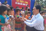 Thầy giáo vùng cao 7 năm đi “xin” quần áo, sách vở cho học trò nghèo 