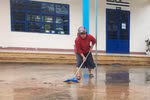 Ngập lụt cục bộ, nhiều trường học ở Đà Nẵng, Quảng Nam phải cho HS nghỉ học
