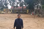 Bùn ngập gần nửa mét biết bao giờ học sinh đến trường được đây?