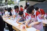 SV ngành ngôn ngữ Hàn thích mê, đổ về trải nghiệm tại Lễ hội K-food ở HIU