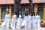 Nữ sinh mặc áo dài giữa mùa hè nóng nực, có nên thay đổi không?