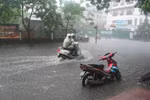 Kinh nghiệm đi xe máy tay ga mùa mưa, lụt