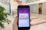 Ngồi nhà và tận hưởng quà khi giao dịch ngân hàng online