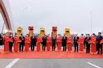 Phó Thủ tướng Chính phủ Lê Văn Thành dự cắt băng thông xe kỹ thuật cầu Rào