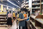 Tranh thủ nghỉ lễ Quốc khánh, phụ huynh “chen chân” đi mua sách vở cho con 