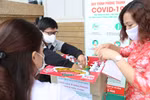 Sinh viên sản xuất dung dịch sát khuẩn tiếp sức cho 7 chốt chống dịch