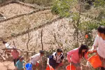 Nậm Pồ: Thiếu nước sinh hoạt, HS phải ra khe suối hứng từng chậu về tắm giặt