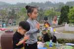 Đưa chồng là người nước ngoài dự lễ tiết Thanh Minh để hiểu về văn hóa VN