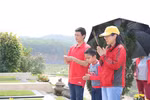 Dẫn con cháu tảo mộ Tết Thanh minh, cách người Hà Nội dạy trẻ nhớ về nguồn cội