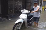 Tổ 44 Yên Hòa ngập trong nước, người dân khốn khổ gấp rút sơ tán đồ đạc