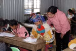 Tỷ lệ phụ nữ ở Mù Cang Chải chưa biết chữ còn cao vì chồng không ủng hộ đi học