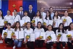 15 sinh viên nghèo, học giỏi được nhận học bổng
