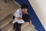 Được cõng bạn trên lưng đến lớp với học sinh là một niềm vui