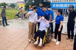 Màu áo xanh tình nguyện “tới sớm, về trễ” đồng hành cùng sĩ tử cả kỳ thi
