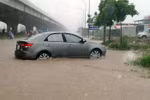 Mưa lớn hàng loạt tuyến phố Hà Nội ngập chìm trong nước