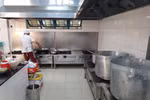 Bữa ăn trưa ở trường tiểu học chuẩn quốc gia được tổ chức ra sao?