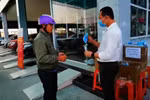 Thầy giáo phát khẩu trang miễn phí cho dân