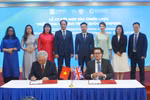 Ông Đào Ngọc Thanh và ông Matthew Davidson – Giám đốc Chương trình học thuật và Tiểu học quốc tế, Nhà xuất bản Đại học Oxford ký kết biên bản ghi nhớ hợp tác giữa hai đơn vị. (Ảnh: Mạnh Đoàn)