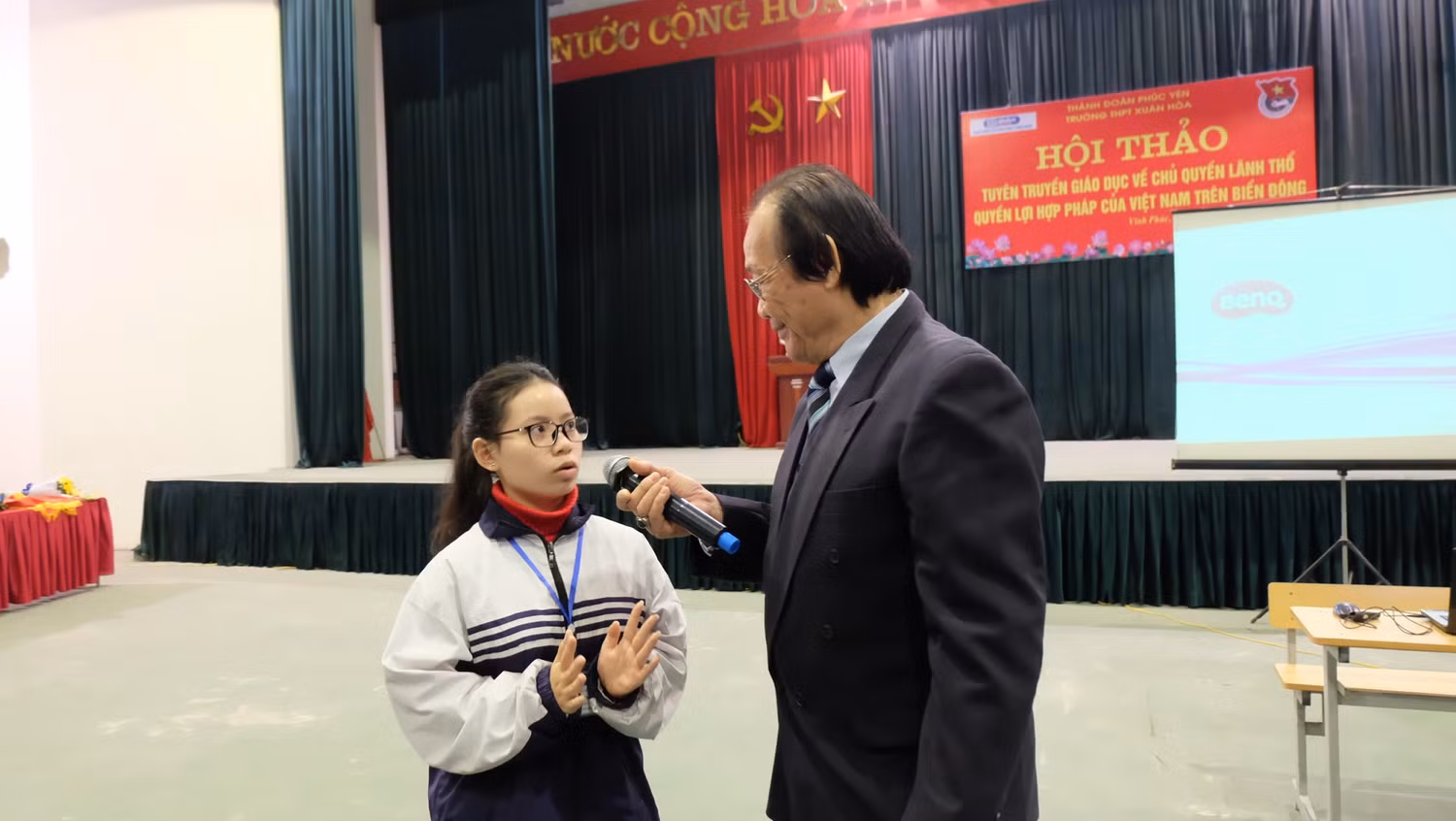 Các em học sinh trường Xuân Hòa giao lưu với "Ông Biển Đông" Trần Công Trục. Ảnh: LC Các em học sinh trường Xuân Hòa giao lưu với "Ông Biển Đông" Trần Công Trục. Ảnh: LC