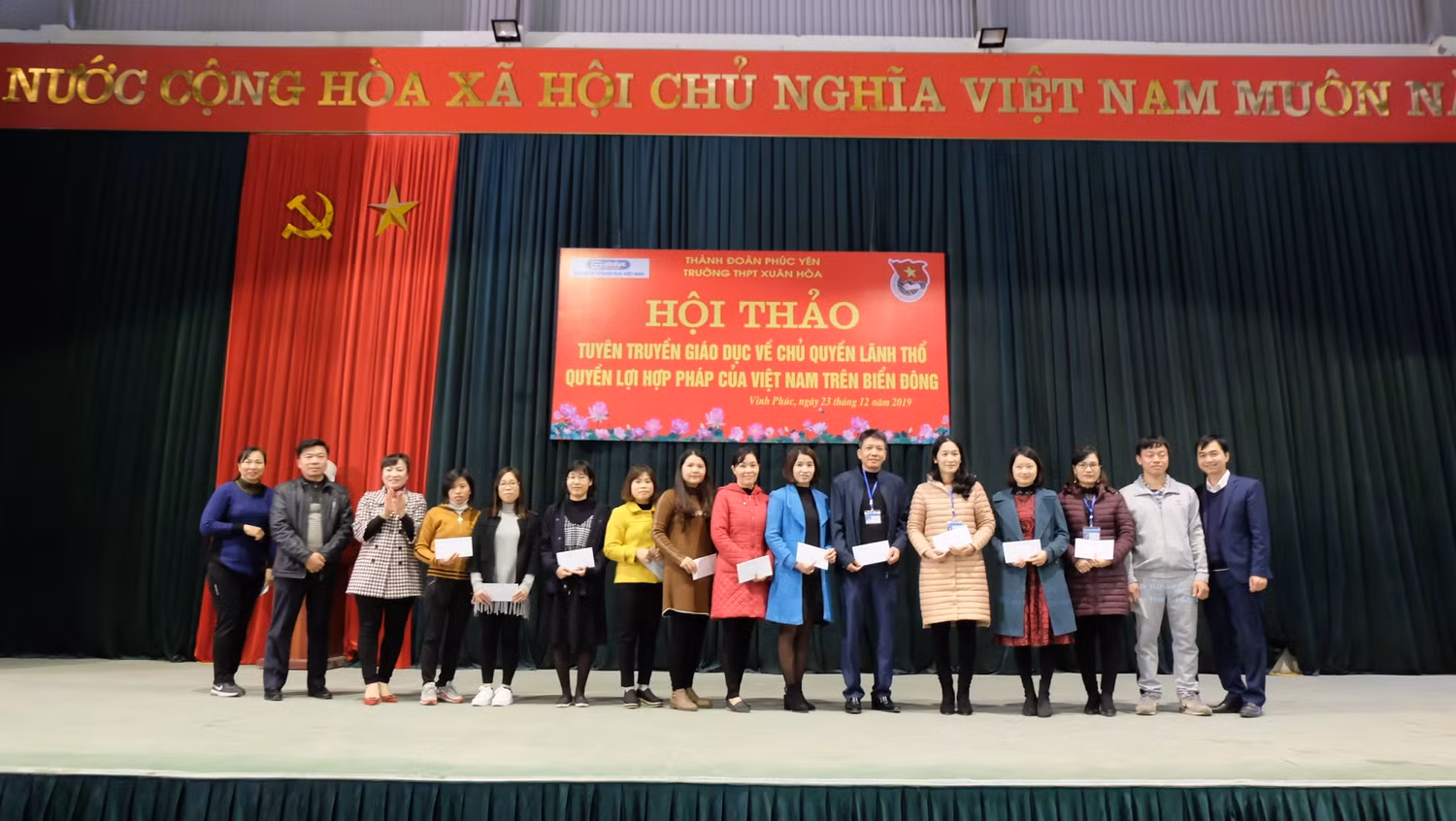 Các thầy cô giáo, những người dìu dắt các em học sinh đạt giải cũng đã được tưởng hưởng xứng đáng. Ảnh: LC Các thầy cô giáo, những người dìu dắt các em học sinh đạt giải cũng đã được tưởng hưởng xứng đáng. Ảnh: LC