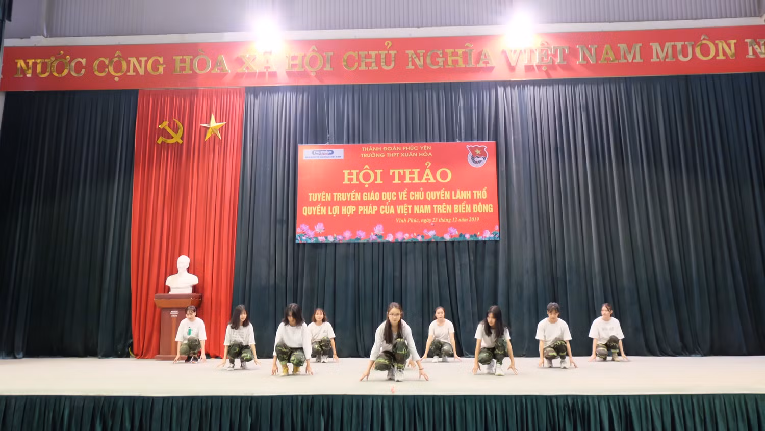 Tiết mục văn nghệ đặc sắc của học sinh trường Xuân Hòa thể hiện tình yêu đất nước của tuổi trẻ hôm nay. Ảnh: LC Tiết mục văn nghệ đặc sắc của học sinh trường Xuân Hòa thể hiện tình yêu đất nước của tuổi trẻ hôm nay. Ảnh: LC