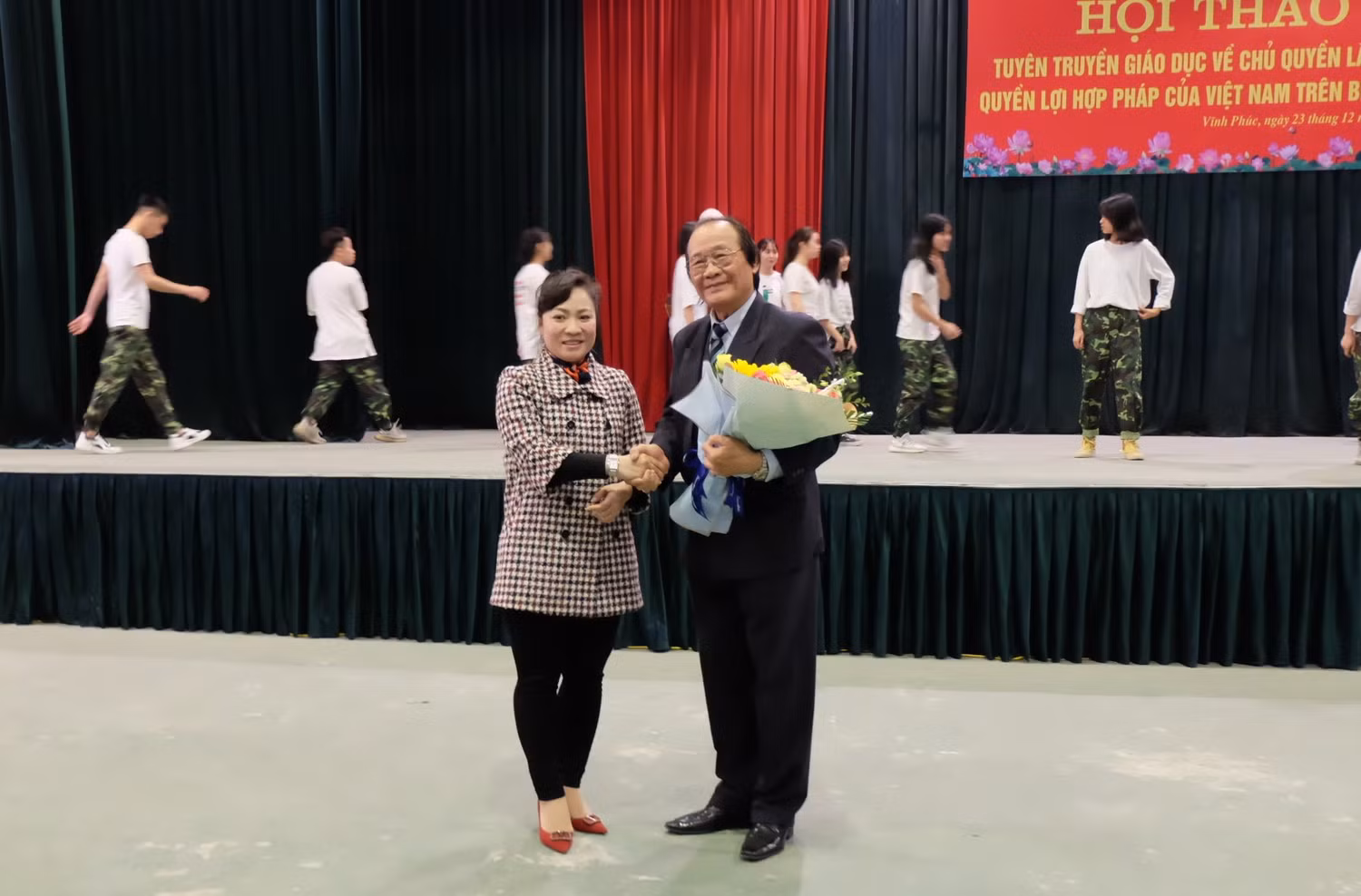 Lãnh đạo nhà trường tặng hoa và cảm ơn Tiến sĩ Trần Công Trục. Ảnh: LC Lãnh đạo nhà trường tặng hoa và cảm ơn Tiến sĩ Trần Công Trục. Ảnh: LC
