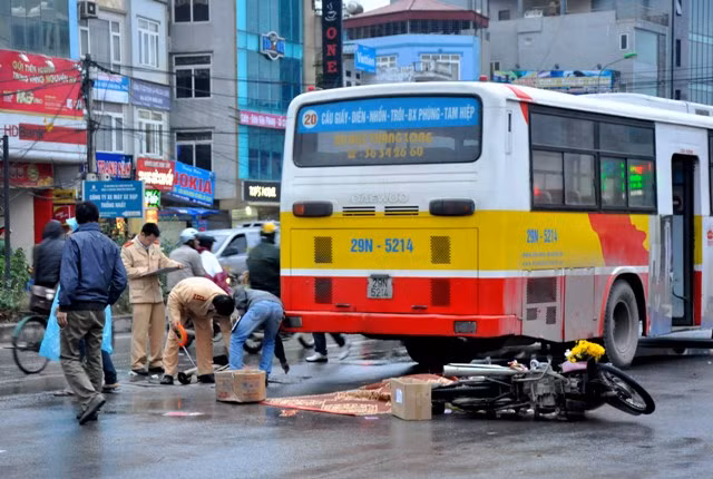 Hiện trường vụ tai nạn nghiêm trọng tại ngã tư Nhổn chiều ngày 15/12 khiến một người phụ nữ bị tử vong