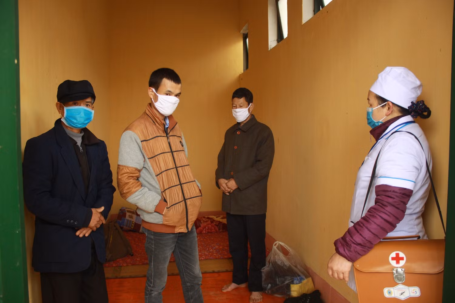 Những người đi lao động Trung Quốc được đón về trên địa bàn huyện Xín Mần được đưa vào trung tâm cách ly. Ảnh: NT