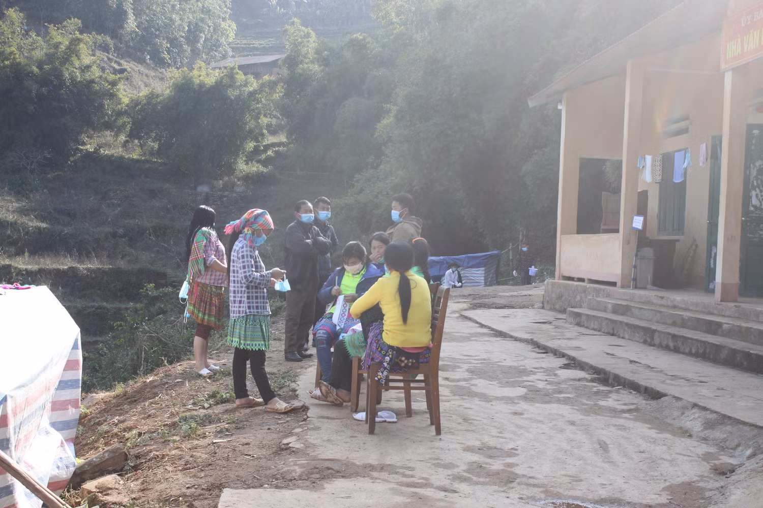 Nhiều phụ nữ đi lao động Trung Quốc được đón về và đưa vào các trung tâm cách ly. Ảnh: NT