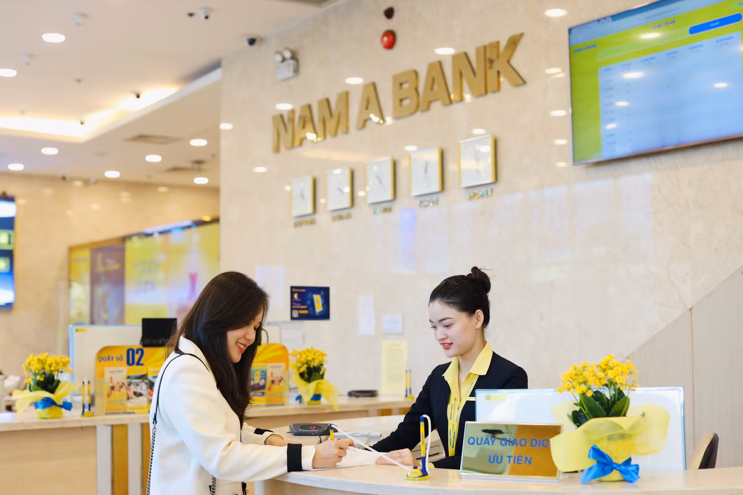 Khách hàng giao dịch tại Nam A Bank Khách hàng giao dịch tại Nam A Bank
