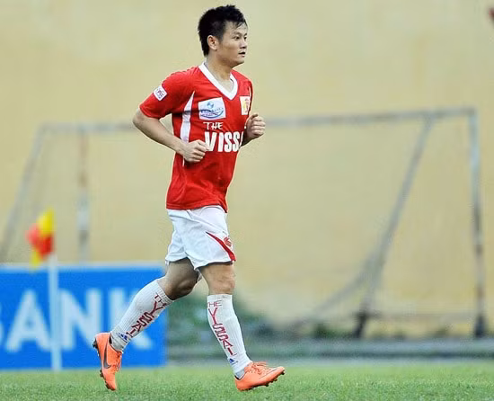 Moussa phải nghỉ thi đấu vì thẻ phạt, Văn Quyến được HLV Nguyễn Văn Sỹ trao cơ hội đá cặp cùng Timothy trên hàng công đội bóng cố đô Hoa Lư.