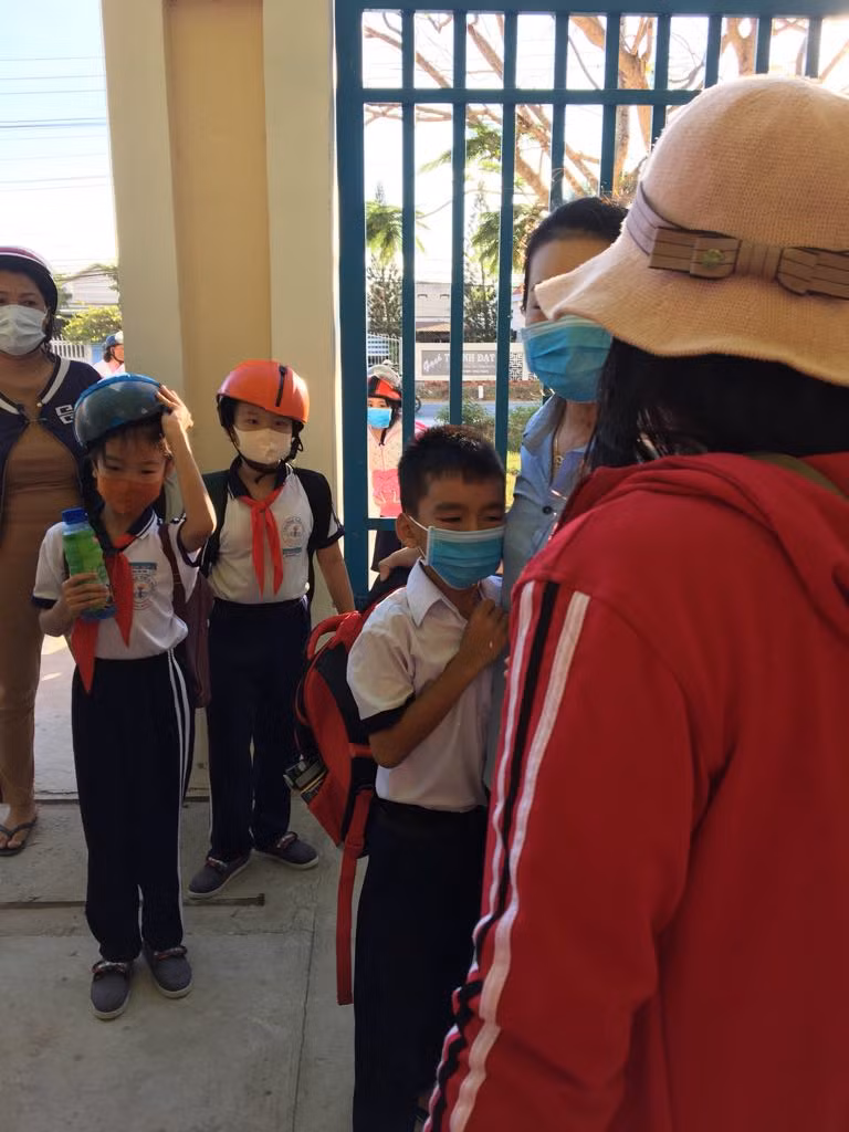 Giáo viên đón học sinh lớp 1 tận cổng trường (Ảnh Phan Tuyết)