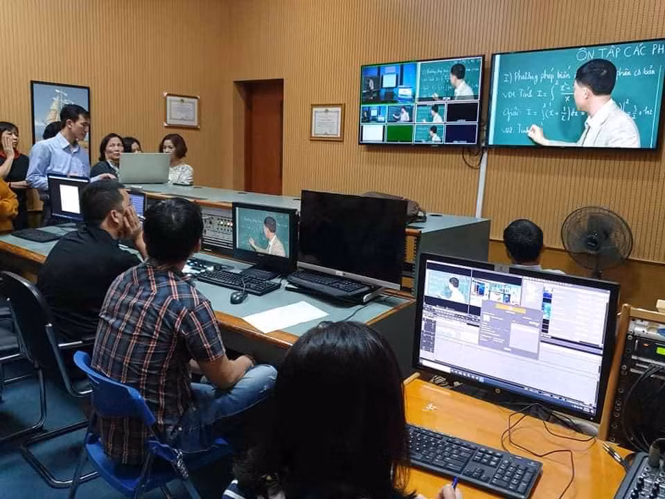 Thành công của tiết dạy trên truyền hình là sự nỗ lực của nhiều người (Ghi hình các tiết dạy ở Đài truyền hình. Ảnh: CTV)