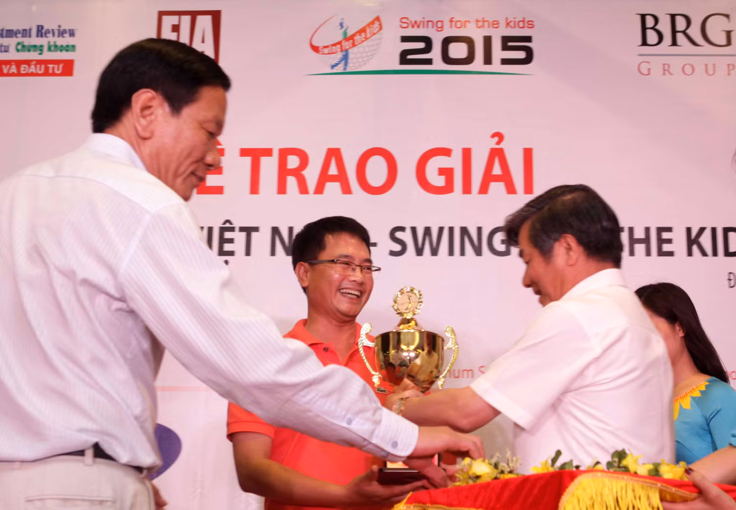 Bộ trưởng Bộ Kế hoạch và Đầu tư Bùi Quang Vinh (bên phải) - Chủ tịch giải đấu và Ts. Nguyễn Anh Tuấn (bên trái) - Tổng biên tập Báo Đầu tư, Trưởng Ban tổ chức trao giải vô địch giải đấu cho golf thủ Đỗ Xuân Hưng. Ảnh: Đức Thanh Bộ trưởng Bộ Kế hoạch và Đầu tư Bùi Quang Vinh (bên phải) - Chủ tịch giải đấu và Ts. Nguyễn Anh Tuấn (bên trái) - Tổng biên tập Báo Đầu tư, Trưởng Ban tổ chức trao giải vô địch giải đấu cho golf thủ Đỗ Xuân Hưng. Ảnh: Đức Thanh