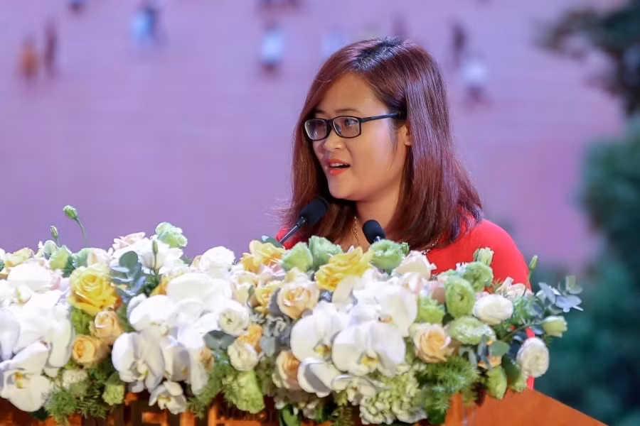 Cô Hà Ánh Phượng được vinh danh là điển hình tiên tiến tại Đại hội thi đua ngành giáo dục toàn quốc (ảnh: Bộ Giáo dục và Đào tạo cung cấp) Cô Hà Ánh Phượng được vinh danh là điển hình tiên tiến tại Đại hội thi đua ngành giáo dục toàn quốc (ảnh: Bộ Giáo dục và Đào tạo cung cấp)