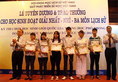 GS.Phan Huy Lê: Khi trẻ con có chút nhầm lẫn lịch sử, họ từng chê bai ghê gớm ảnh 2 GS.Phan Huy Lê: Khi trẻ con có chút nhầm lẫn lịch sử, họ từng chê bai ghê gớm ảnh 2