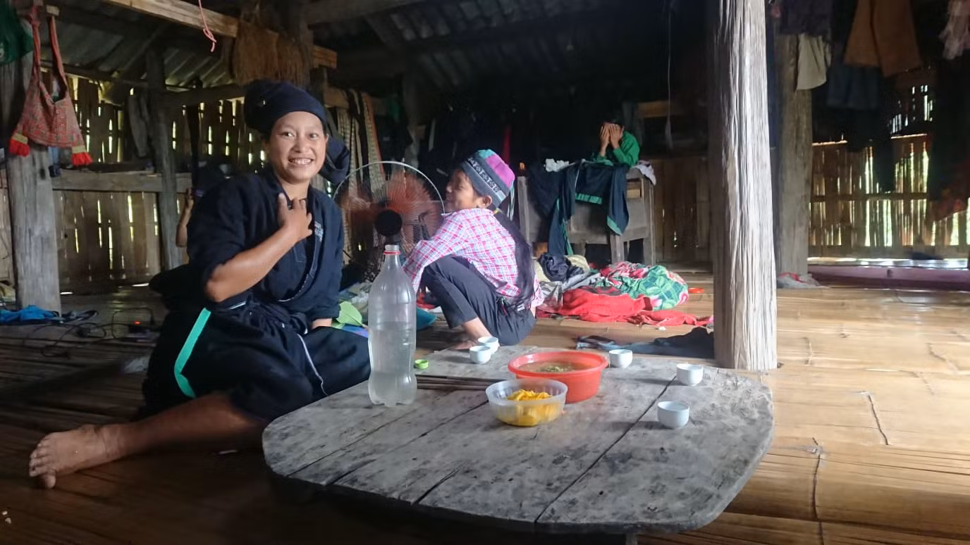 Ly Thị Óng nhút nhát che mặt khi mẹ tiếp thầy giáo. (Ảnh: Nguyễn Toan)