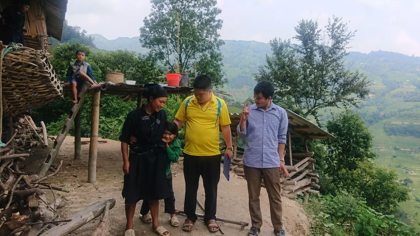Ly Thị Óng sẽ đến trường cùng chúng bạn, nhưng hành trình để Óng đến lớp cần tấm chân tình của người thầy vùng cao. (Ảnh: Nguyễn Toan)