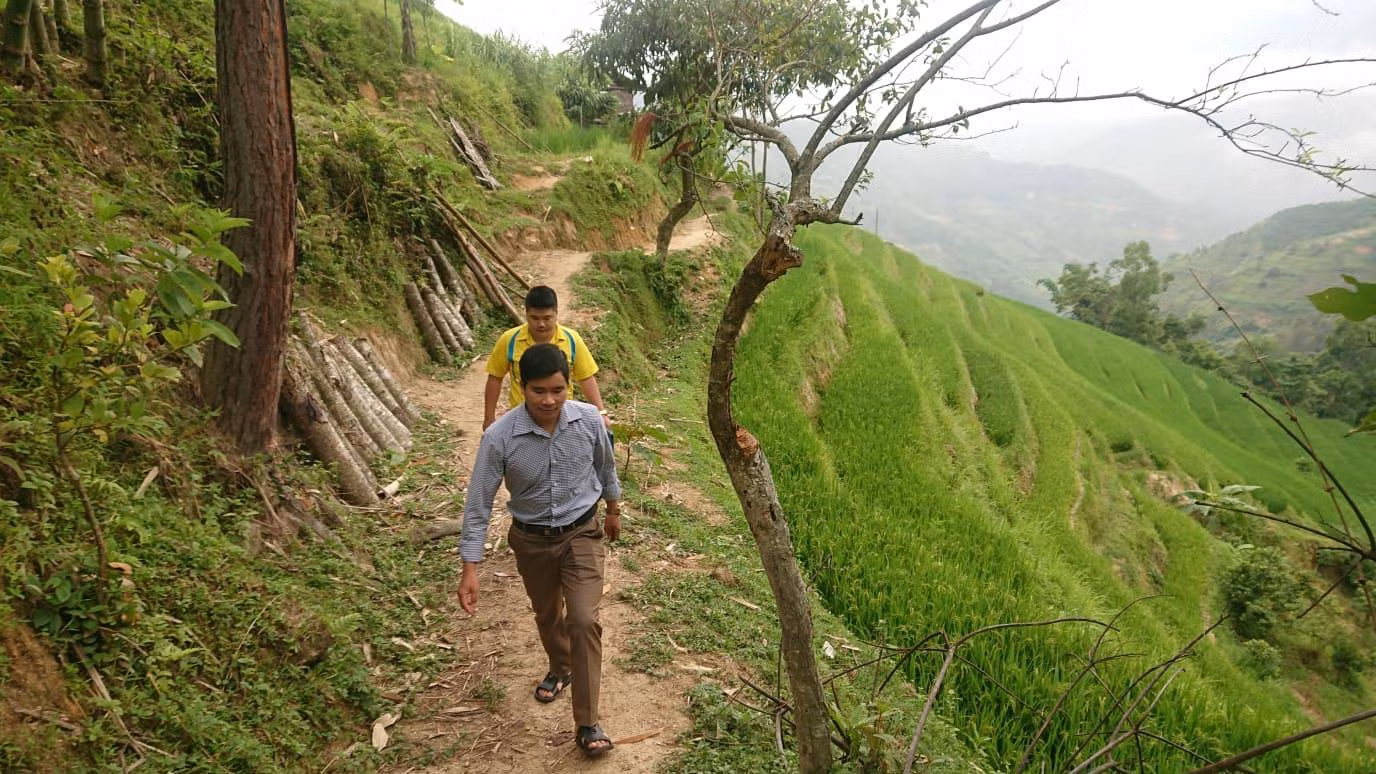 Đường vào nhà Óng là quãng đường đi bộ 2 Km đường núi, quanh những nương lúa chín. (Ảnh: Nguyễn Toan)