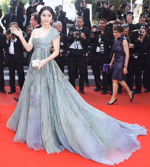 Tại lễ bế mạc LHP Cannes 2011, cô chọn mặc chiếc đầm lệch vai Elie Saab màu xanh ngọc bích vô cùng lộng lẫy
