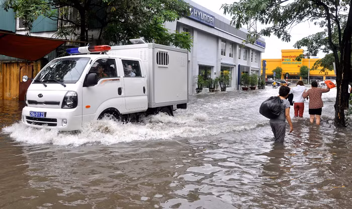 Bệnh nhân lội nước ngập qua đầu gối ra về từ bệnh viện