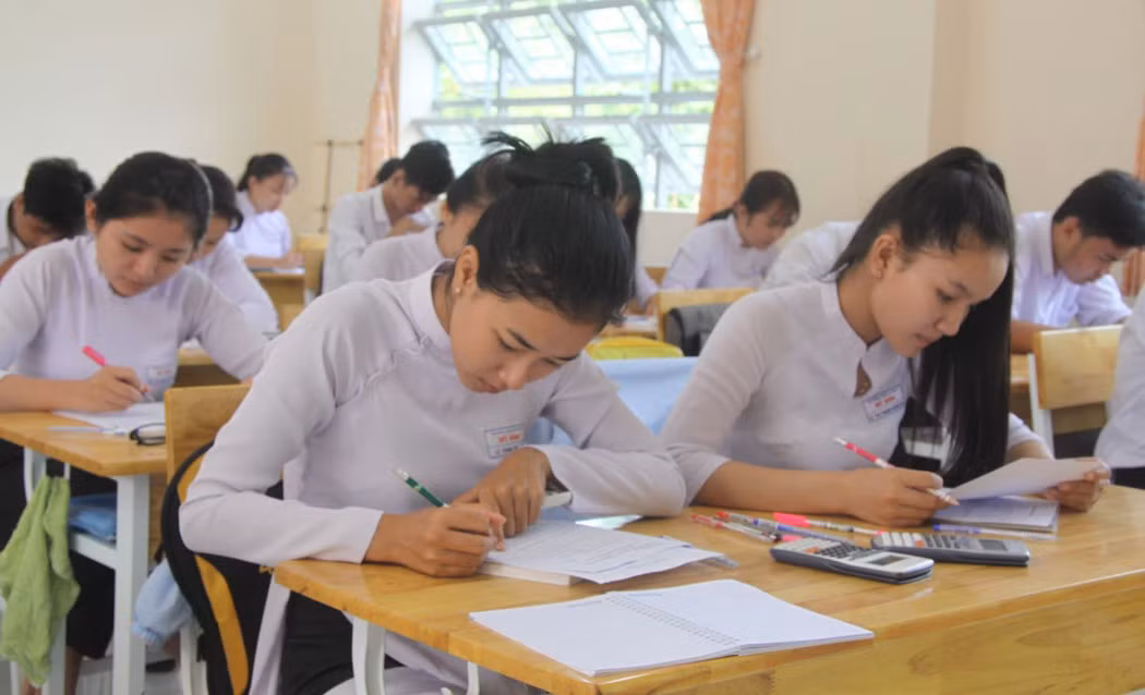 Thí sinh Trung học phổ thông thi 03 bài thi bắt buộc và 01 bài thi tự chọn; rút ngắn thời gian thi trong 02 ngày. Ảnh minh họa: baolongan.vn