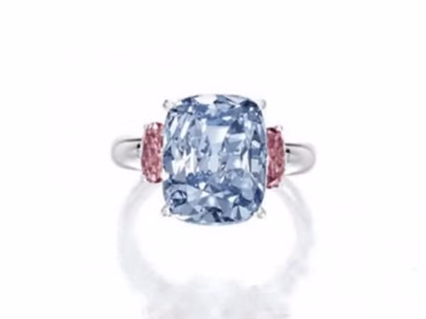 Chiếc nhẫn này có trọng lượng 6,01 carats, hai bên có gắn hai viên kim cương hồng hình oval 0,46 và 0,44 carats, chính giữa là một viên kim cương màu xanh. Đương nhiên, giá phải trả cho chiếc nhẫn độc đáo này không hề rẻ chút nào: 10 triệu USD.