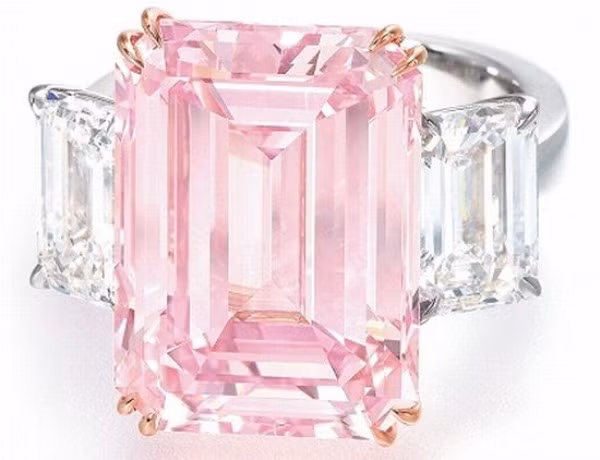 Chiếc nhẫn có một cái tên rất hoàn hảo “Perfect Pink”. Chiếc nhẫn có gắn một viên kim cương to có màu hồng cực kì hiếm có với trọng lượng 14,23 carats. Nó đã được đem bán đấu giá mới mức giá cao “khủng khiếp”: 23,2 triệu USD.